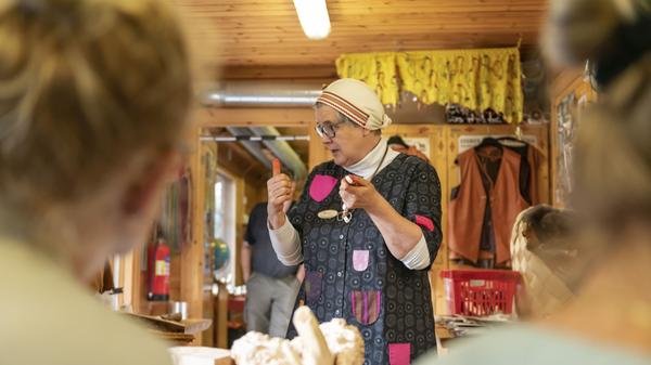Irene und Ari gehören zum Volk der Samen und versuchen, mit ihrem kunstvollen Handwerk alte Traditionen am Leben zu erhalten.