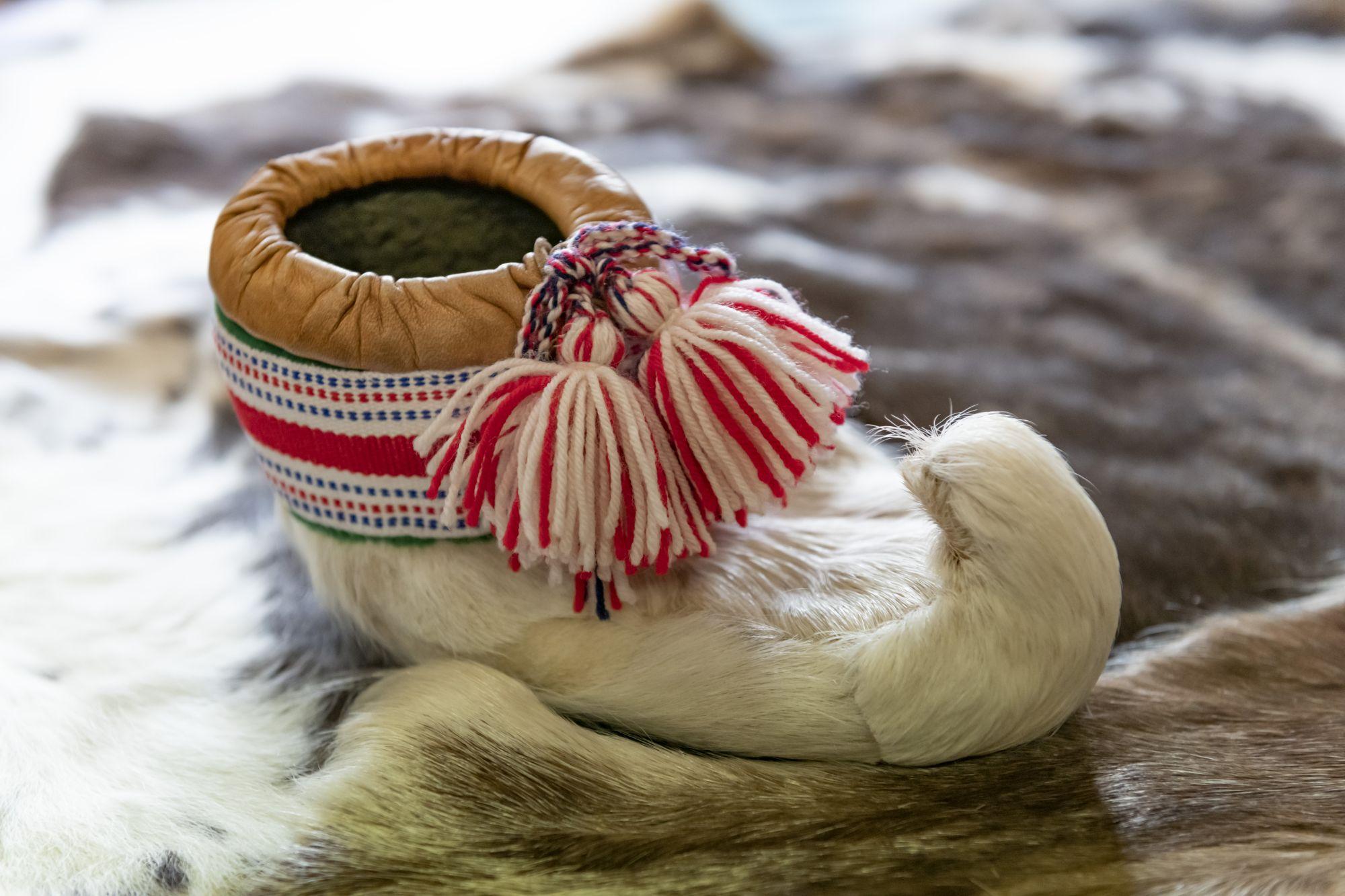 Herrlich warm, für draußen geeignet und handgefertigt sind Irenes traditionelle Winterstiefel. Die Schlaufe ganz vorne ist übrigens deshalb da, damit sich der Träger in Skier einhaken kann.
