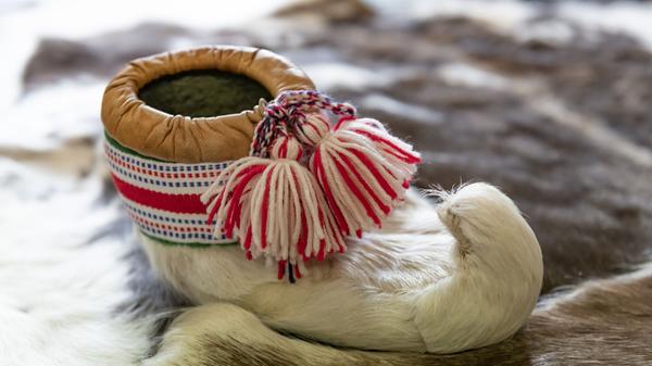Herrlich warm, für draußen geeignet und handgefertigt sind Irenes traditionelle Winterstiefel. Die Schlaufe ganz vorne ist übrigens deshalb da, damit sich der Träger in Skier einhaken kann.