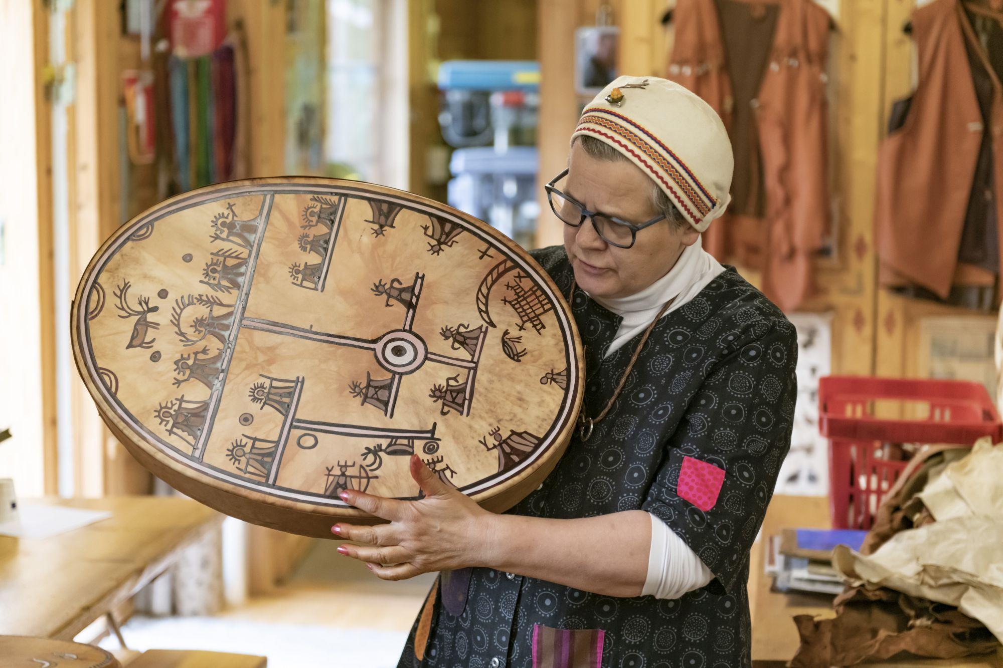 Aus Rentier-Leder beispielsweise fertigt Irene solche Schamanen-Trommeln an - und erzählt nebenbei von ihrem Vorfahren, der zu einem der berühmtesten Medizinmänner in der Gegend gehörte und solche Trommeln besaß.