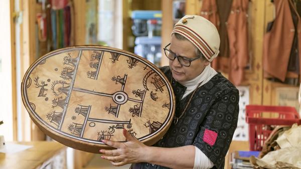 Aus Rentier-Leder beispielsweise fertigt Irene solche Schamanen-Trommeln an - und erzählt nebenbei von ihrem Vorfahren, der zu einem der berühmtesten Medizinmänner in der Gegend gehörte und solche Trommeln besaß.
