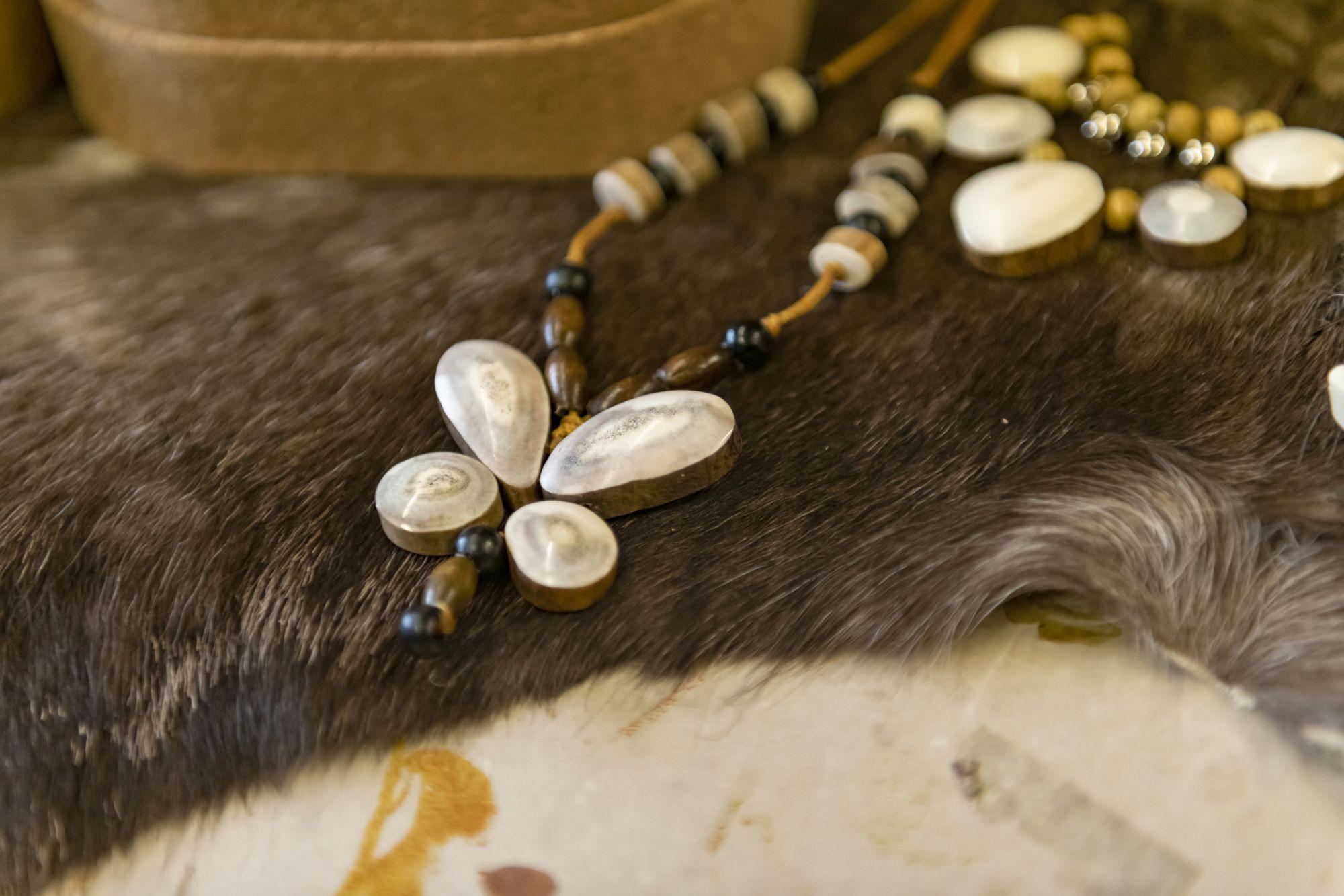 Aus dem Geweih der Rentiere aus Irenes und Aris eigener Herde und dem, was ihr Bekannte bringen, stellen beide kunstvoll verzierte Messergriffe her, verarbeiten das Horn aber auch zu Anhängern für Schmuck. Nichts wird weggeworfen, alles verwertet - das betont Irene ganz oft.