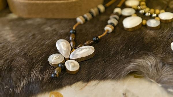 Aus dem Geweih der Rentiere aus Irenes und Aris eigener Herde und dem, was ihr Bekannte bringen, stellen beide kunstvoll verzierte Messergriffe her, verarbeiten das Horn aber auch zu Anhängern für Schmuck. Nichts wird weggeworfen, alles verwertet - das betont Irene ganz oft.