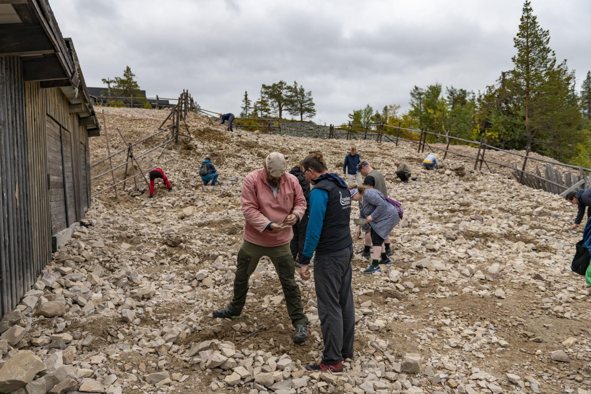 Hier dürfen Gäste selbst nach den zwei Milliarden alten Edelsteinen schürfen.