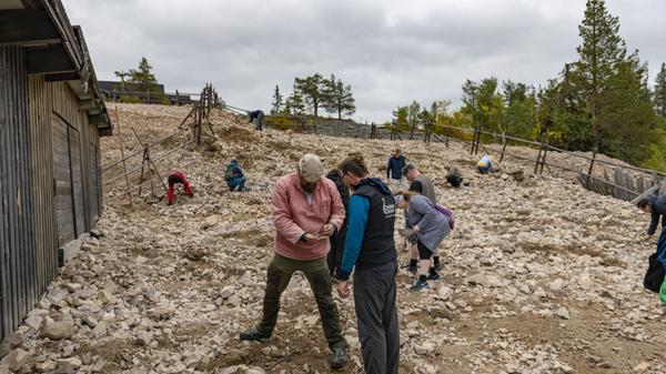 Hier dürfen Gäste selbst nach den zwei Milliarden alten Edelsteinen schürfen.
