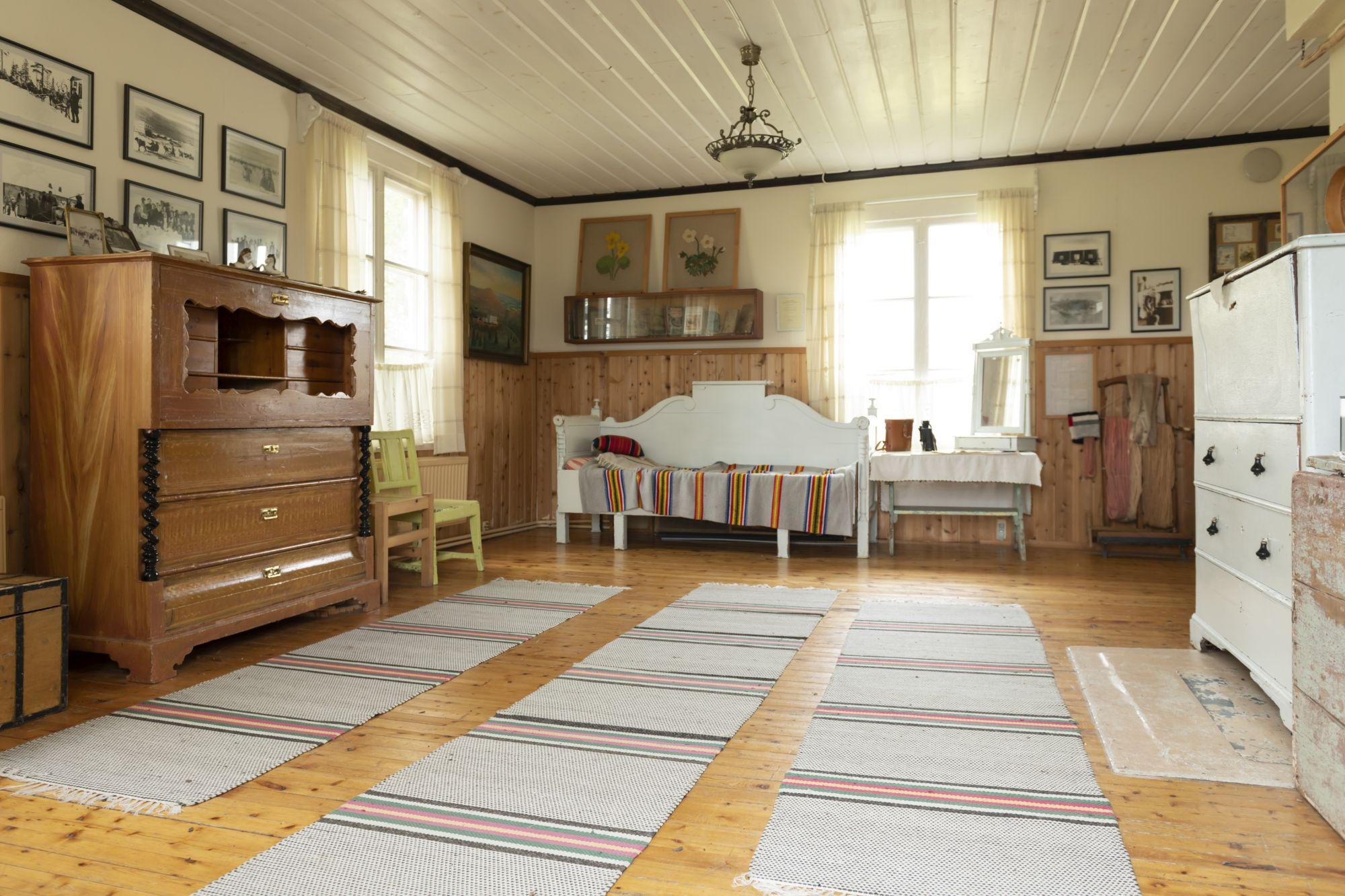 Reiche Siedler aus dem Süden waren vor 100, 150 Jahren nach Lappland gezogen, haben den Sami Land abgeknöpft, sich hier niedergelassen und ein ähnlich ursprüngliches Leben geführt wie die Sami. In einem alten Bauernhaus wurden Erinnerungsstücke an eine dieser Siedler-Familien erhalten.