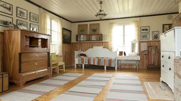 Reiche Siedler aus dem Süden waren vor 100, 150 Jahren nach Lappland gezogen, haben den Sami Land abgeknöpft, sich hier niedergelassen und ein ähnlich ursprüngliches Leben geführt wie die Sami. In einem alten Bauernhaus wurden Erinnerungsstücke an eine dieser Siedler-Familien erhalten.