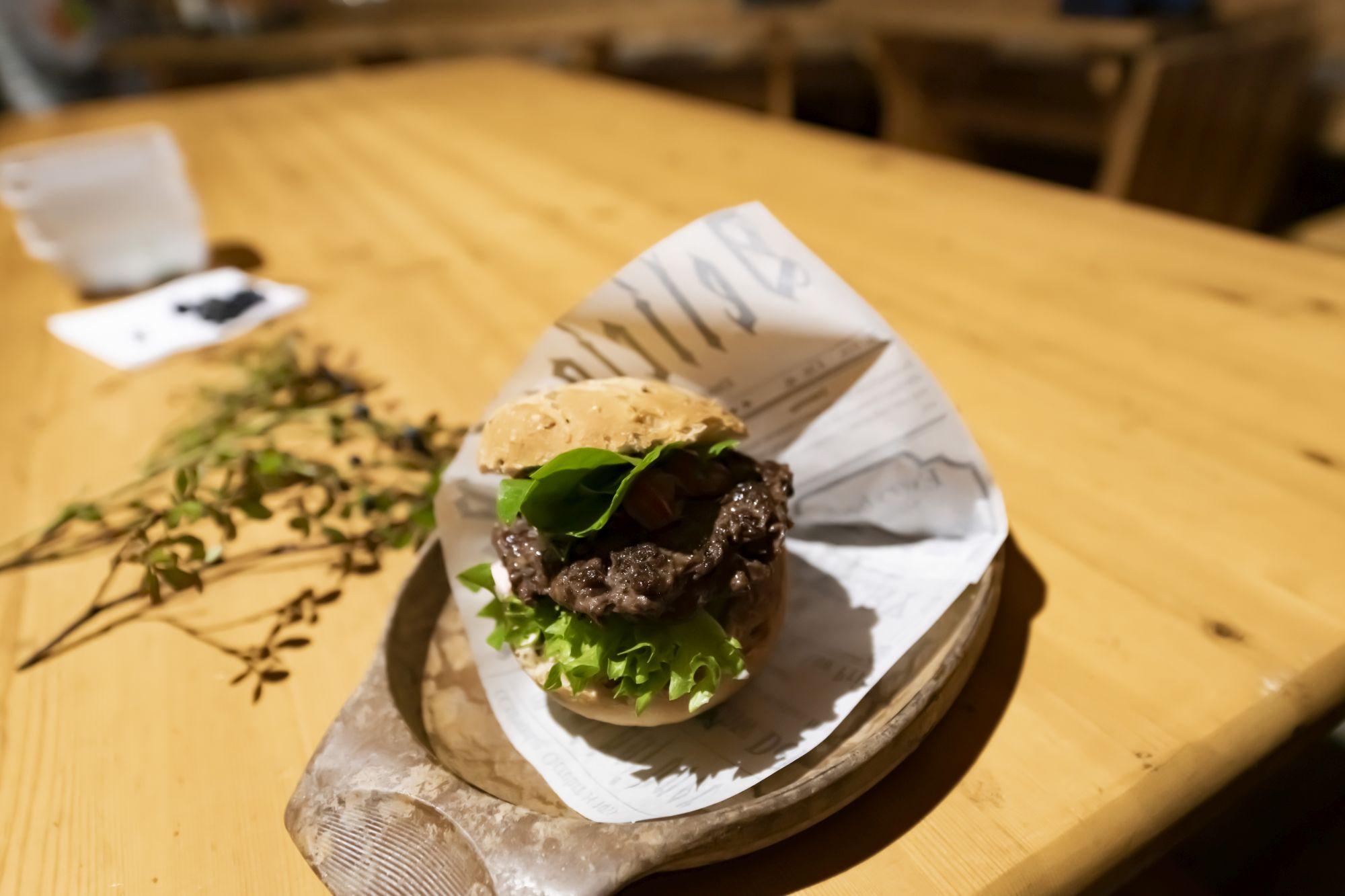 Das Fleisch der Tiere - traditionell mit Kartoffelbrei, Preiselbeeren und saurer Gurke, aber gern auch als Burger - schmeckt stark nach Wild und ist eigentlich Bio-Ware, ohne ein entsprechendes Siegel zu benötigen. Denn die Tiere leben ihr Leben lang in der Natur und ernähren sich von dem, was sie draußen finden.