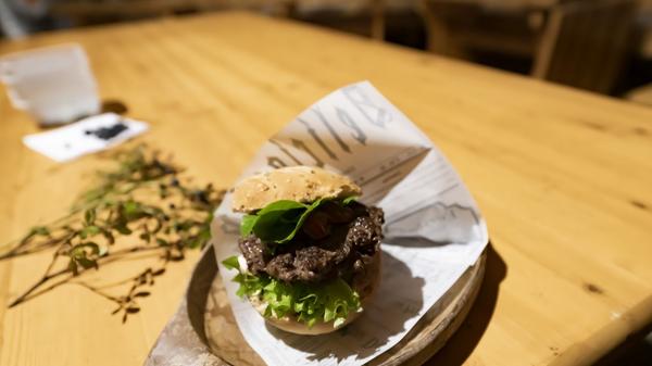 Das Fleisch der Tiere - traditionell mit Kartoffelbrei, Preiselbeeren und saurer Gurke, aber gern auch als Burger - schmeckt stark nach Wild und ist eigentlich Bio-Ware, ohne ein entsprechendes Siegel zu benötigen. Denn die Tiere leben ihr Leben lang in der Natur und ernähren sich von dem, was sie draußen finden.