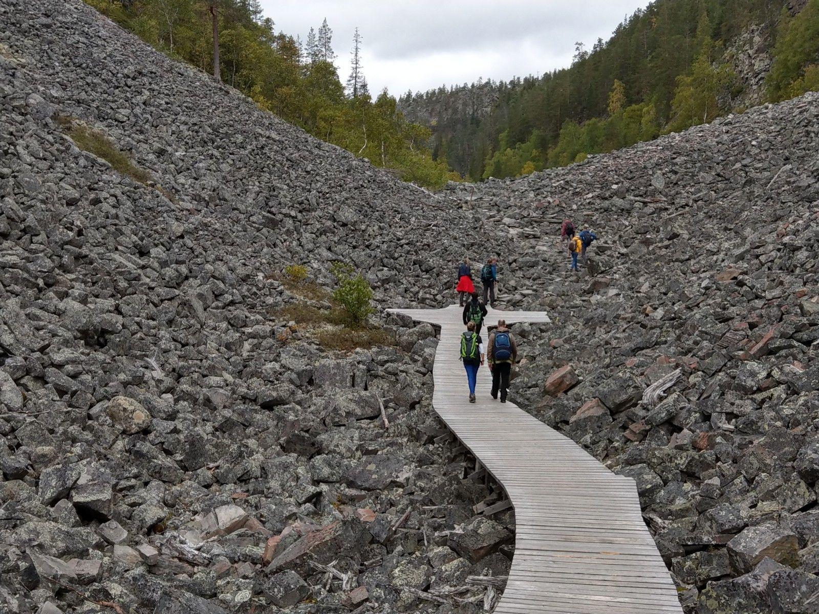 Die Strecke ist überschaubar und auch für weniger routinierte Ausflügler machbar. Entlohnt werden Wanderer wieder mit einer grandiosen Landschaft: Kleine Seen und Tümpel, bewaldete Hänge auf der einen und Granitfelsen auf der anderen Seite und ein Wasserfall, der für das Volk der Sami heilig ist, warten auf die Besucher.