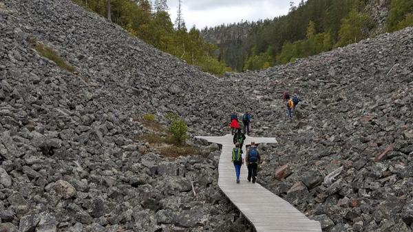 Die Strecke ist überschaubar und auch für weniger routinierte Ausflügler machbar. Entlohnt werden Wanderer wieder mit einer grandiosen Landschaft: Kleine Seen und Tümpel, bewaldete Hänge auf der einen und Granitfelsen auf der anderen Seite und ein Wasserfall, der für das Volk der Sami heilig ist, warten auf die Besucher.