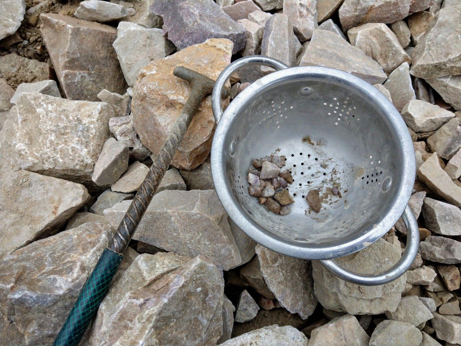 Kleinere Splitter findet jeder. Größere Fünde sind seltener, aber nicht ungewöhnlich. Behalten darf jeder ein Erinnerungsstück - solange es noch in eine geschlossene Hand passt.