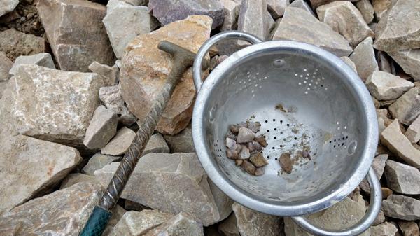 Kleinere Splitter findet jeder. Größere Fünde sind seltener, aber nicht ungewöhnlich. Behalten darf jeder ein Erinnerungsstück - solange es noch in eine geschlossene Hand passt.