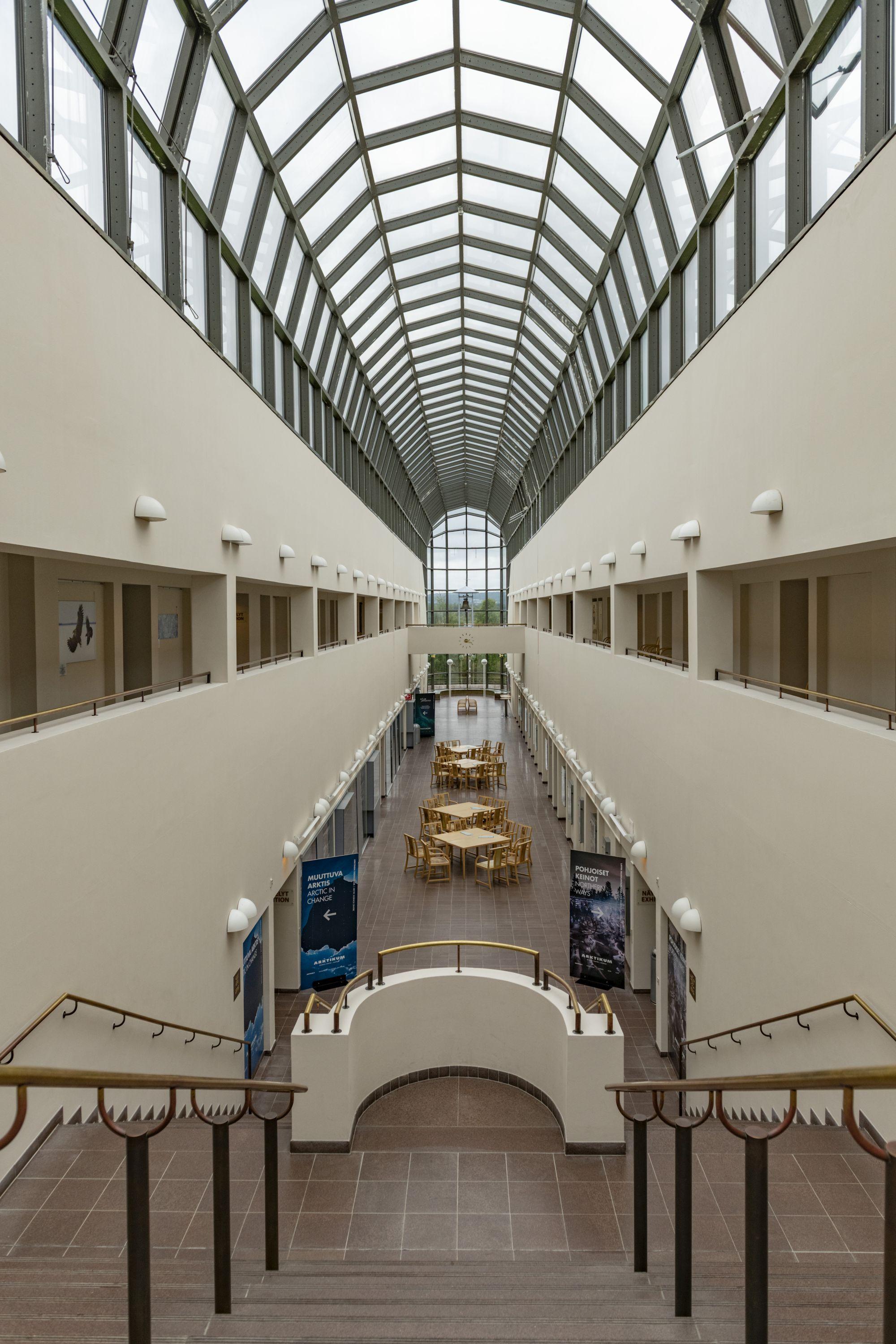 Viel Geschichte lässt sich übrigens auch im Arctikum in Rovaniemi erleben. In wirklich gut gemachten Ausstellungsräumen wird mit viel Liebe zum Detail das Volk der Sami beschrieben und die Geschichte des Landes erzählt.
