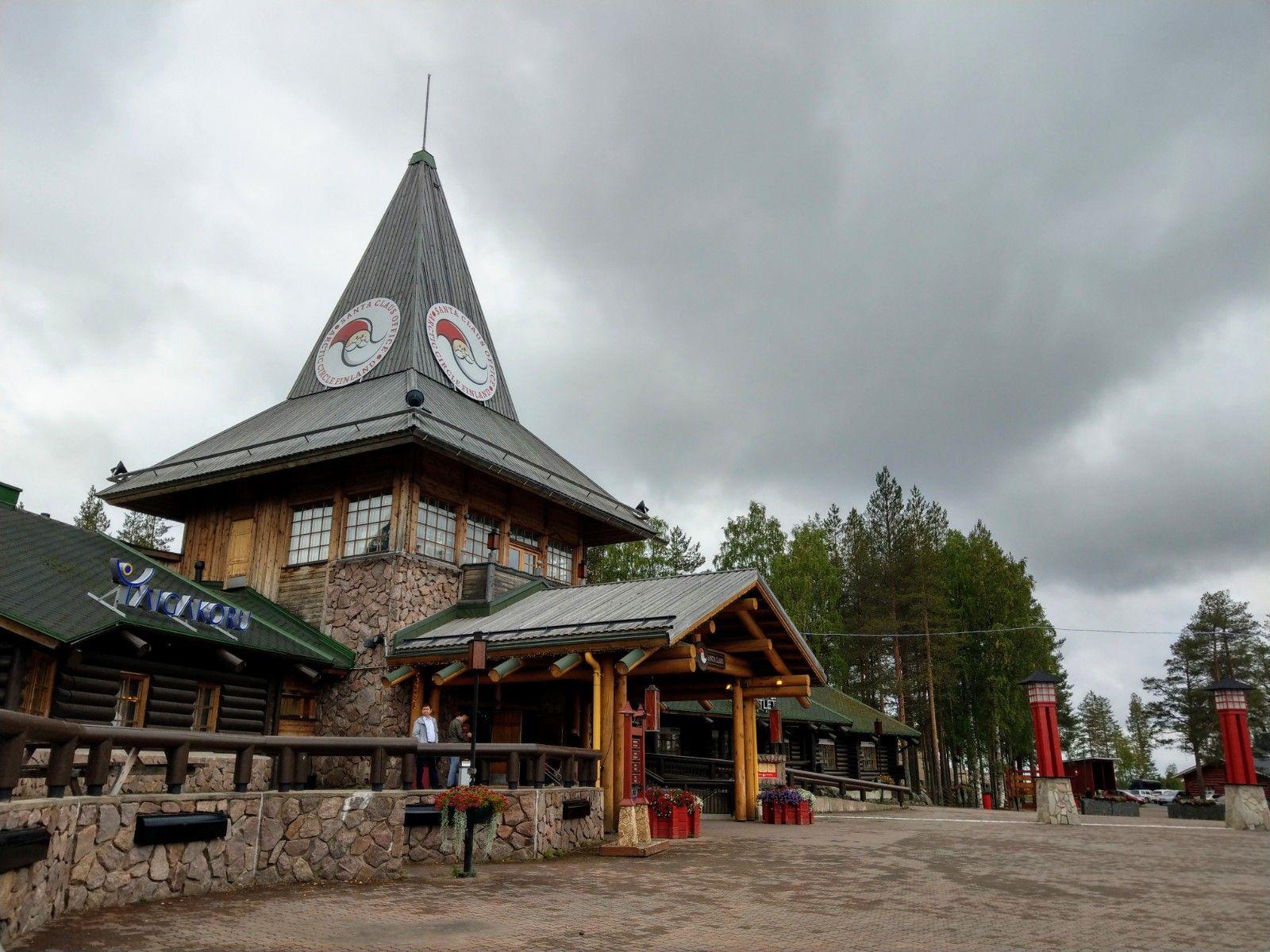 Als Kontrastprogramm dazu bietet sich der Besuch des Weihnachtsmanndorfes an, das am Stadtrand von Rovaniemi liegt.