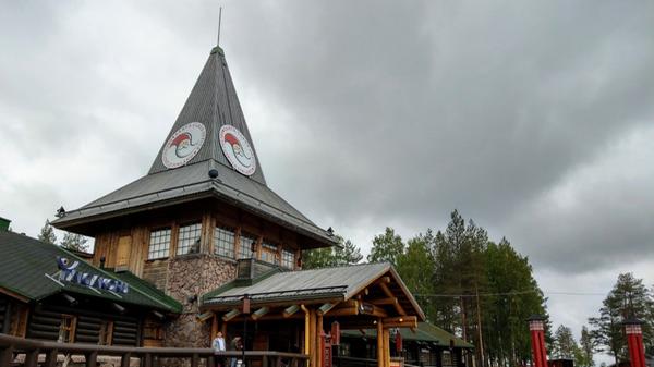 Als Kontrastprogramm dazu bietet sich der Besuch des Weihnachtsmanndorfes an, das am Stadtrand von Rovaniemi liegt.