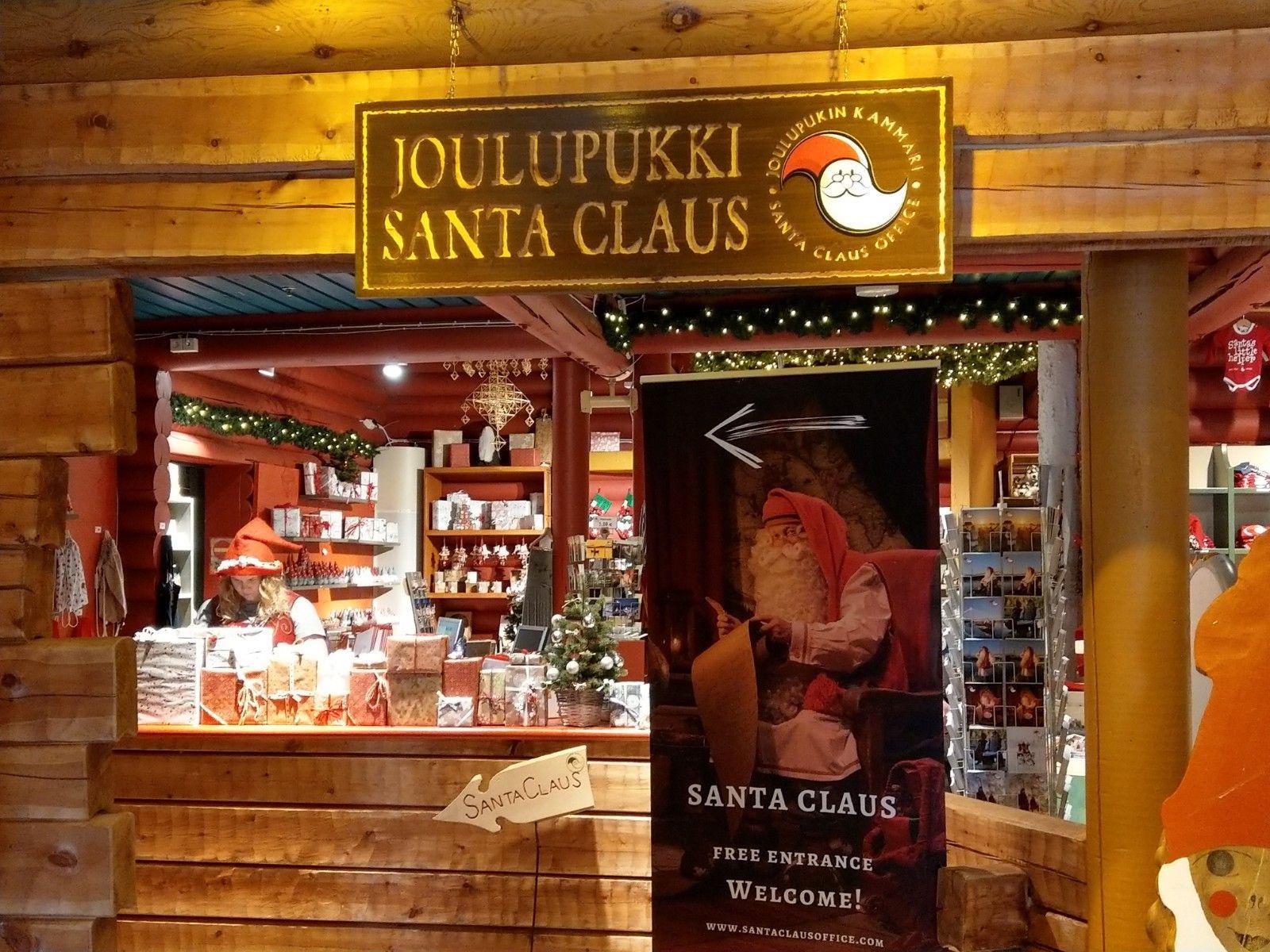 Vor allem in den Wochen vor dem Fest spucken hier unzählige Busse Tag für Tag noch mehr Touristen aus, die mit wenig Zeit im Gepäck durch den kleinen Vergnügungsparkt geschleust werden, eine Audienz bei Santa erhaschen und - hoffentlich - in den Souvenirläden Geld ausgeben.