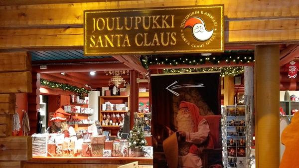 Vor allem in den Wochen vor dem Fest spucken hier unzählige Busse Tag für Tag noch mehr Touristen aus, die mit wenig Zeit im Gepäck durch den kleinen Vergnügungsparkt geschleust werden, eine Audienz bei Santa erhaschen und - hoffentlich - in den Souvenirläden Geld ausgeben.