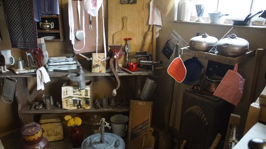 Die Küchenszenerie mit einer Kochstelle: Bogner zeigt seinen Besuchern hier unter anderem ein Gefäß, indem früher die regional-typischen „Küchla“ zubereitet wurden.