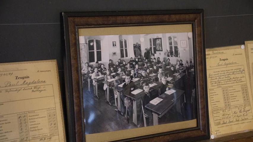 Ein altes Foto aus der Schule und von Zeugnissen, die aus der Mitte des letzten Jahrhunderts stammen.