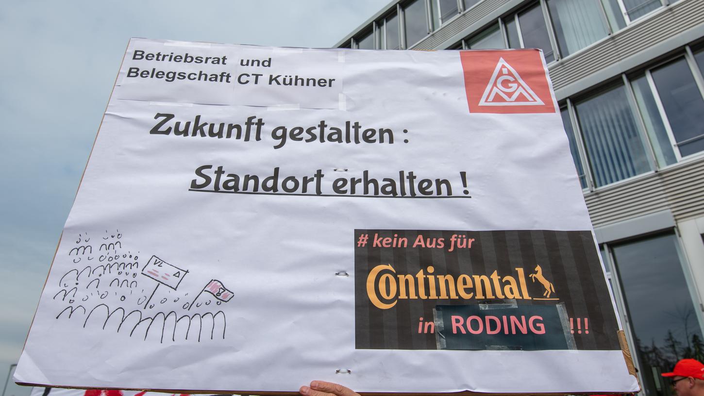 400 Arbeitnehmer haben am Dienstag mit Plakaten und Trillerpfeifen gegen die Continental-Schließung in Roding protestiert.