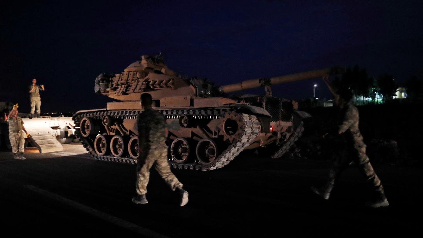 Soldaten des türkischen Militärs laden an der Grenze zu Syrien einen Panzer auf ein Fahrzeug. Die türkische Regierung hat ihre Ankündigung einer Militäroffensive in Nordsyrien gegen Kurdenmilizen nun Realität werden lassen.