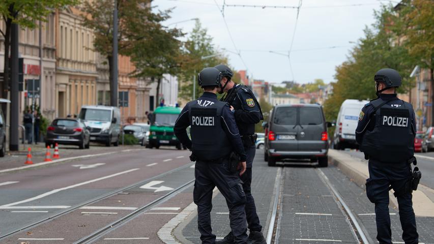 09.10.2019, Sachsen, Halle: Polizisten sichern die Umgebung. Bei Schüssen sind zwei Menschen getötet worden. Foto: Swen Pförtner/dpa +++ dpa-Bildfunk +++
