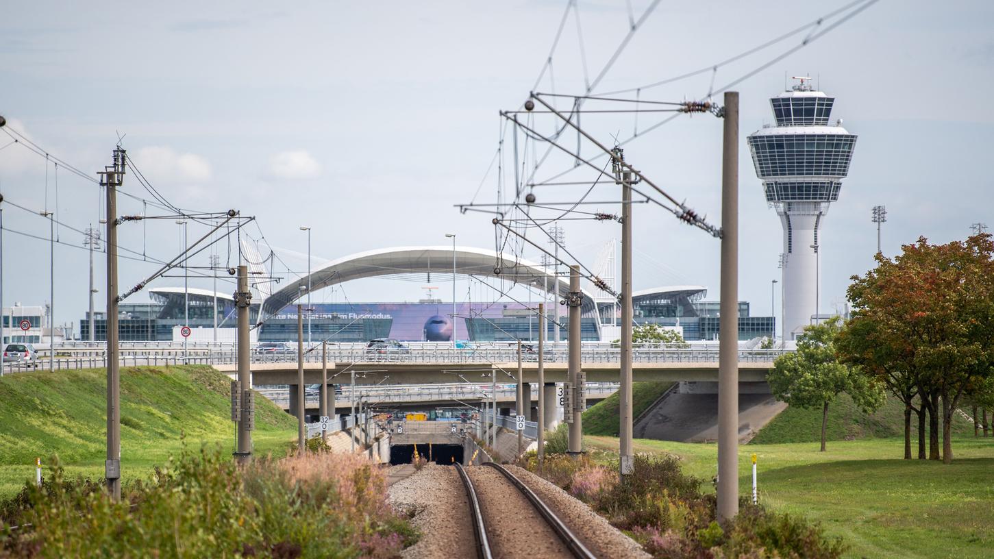 Bislang fahren nur S-Bahnen zum Flughafen in München.
Bislang fahren nur S-Bahnen zum Flughafen in München.