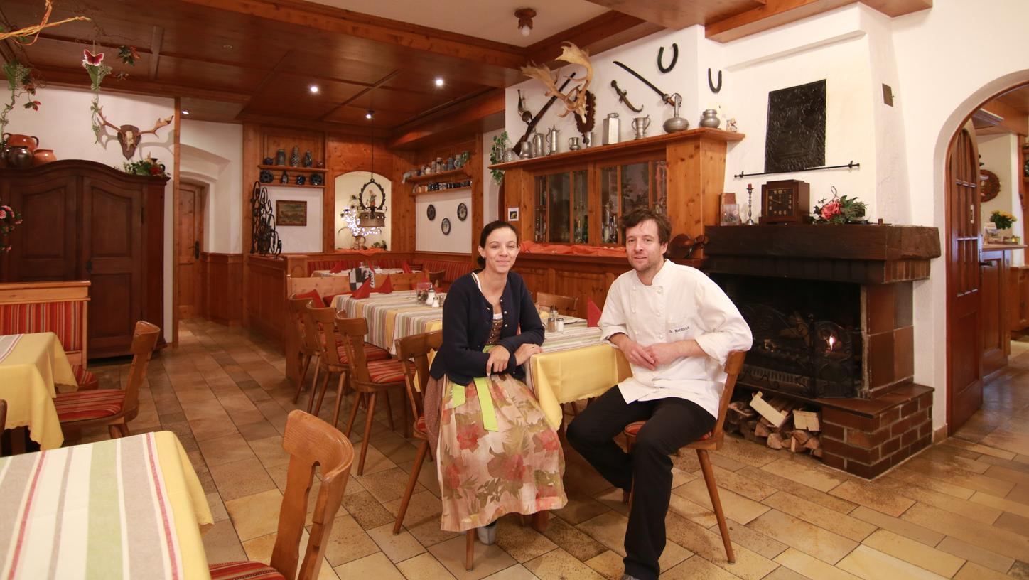 Seit 1980 kümmert sich die Familie Hofmann (Juniorchef Martin Hofmann im Gastraum mit seiner Frau Nina) um die Gäste