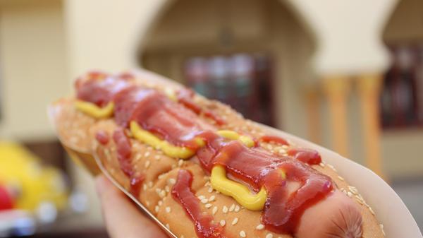 Der Cheeseburger hat zuviel Käse, der Döner zuviel "Scharf", die Fritten zuviel Ketchup & Mayo? Dann ist der Hot Dog die einzig wahre Alternative. Ein fluffiges Brötchen, ein knackiges Würstchen, dazu knusprige Zwiebelchen und ein verspieltes saures Gürkchen - fertig ist die perfekte Mahlzeit für Zwischendurch. Merke: Hunde genießt man am besten mit einem eisgekühlten koffeinhaltigen Limonadengetränk. Hier finden Sie mehr zum Welthundetag.