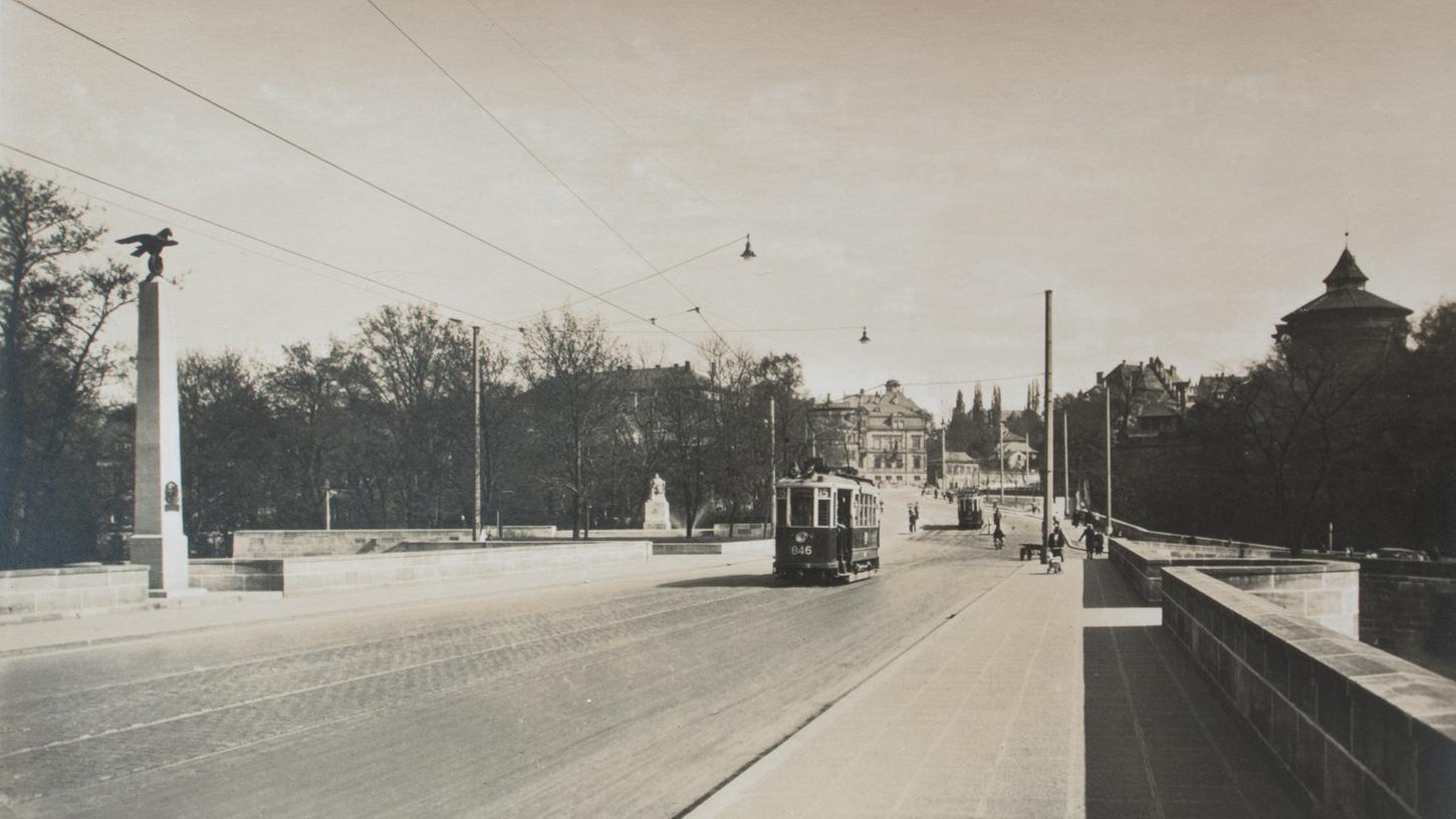 Die Hallertorbrücke im Jahr 1938: Der propagandistische Popanz mit Obelisk und Parteiadler war fertig, das Beethoven-Denkmal stand am neuen Platz.