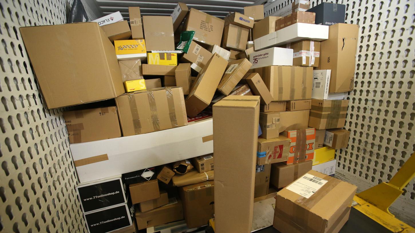 Fast 20 Millionen zurückgeschickte Artikel landen in Deutschland jedes Jahr im Müll. Fast 20 Millionen zurückgeschickte Artikel landen in Deutschland jedes Jahr im Müll.