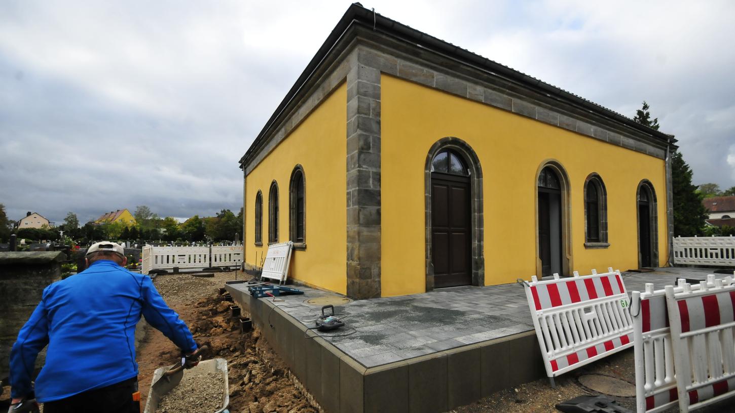 Die einstige Aussegnungshalle auf dem Alten Friedhof soll im November offiziell als Kolumbarium eingeweiht werden. Dort können dann Urnenbestattungen stattfinden.