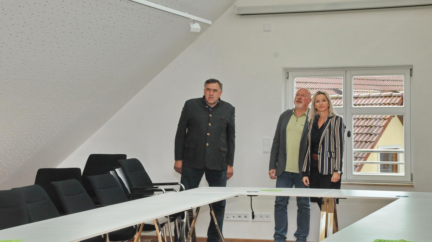 Von links: Oswald Siebenhaar, der scheidende Geschäftsleiter Bernd Meierhöfer sowie seine Nachfolgerin Doris Heid, die den neuen Bürgersaal besichtigen.