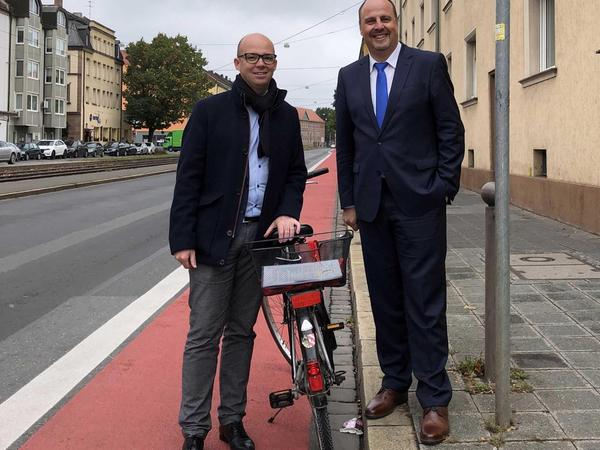 An der Gibitzenhofstraße, wo der Radstreifen südlich der Kreuzung zur Brehmstraße verbreitert und rot markiert wurde, stellten kürzlich Stadtrat und OB-Kandidat Thorsten Brehm (li.) und Bürgermeister Christian Vogel das SPD-Fahrrad-Programm vor.
