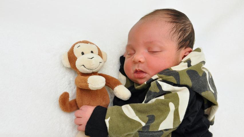 Hallo kleiner Julian William! Julian William kam am 8. Oktober im Klinikum Hallerwiese zur Welt und wog dabei 3380 Gramm. Er war 55 Zentimeter groß.