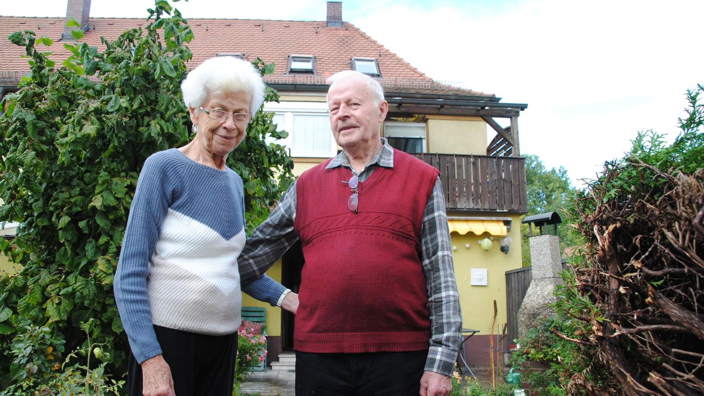 Ein Leben im Gartenheim: Marianne und Martin Scheibel stehen vor ihrem kleinen Reich in der Penzendorfer Straße. Drei Kinder haben sie hier großgezogen, seit fast 50 Jahren sind sie hier glücklich und zufrieden.