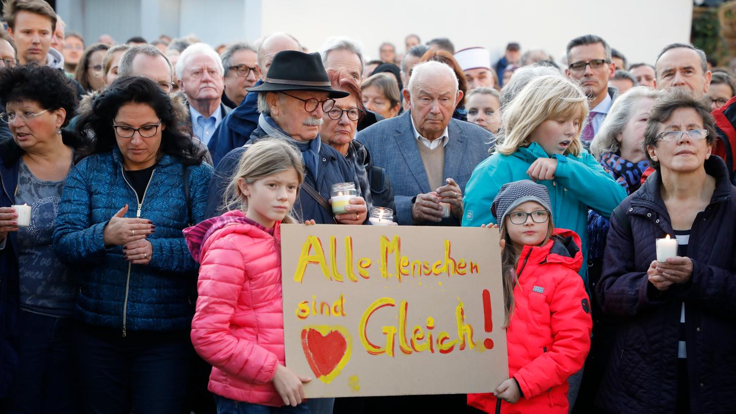 Mehrere Hundert Menschen bekundeten in Nürnberg ihre Solidarität mit der Israelitischen Gemeinde der Stadt.