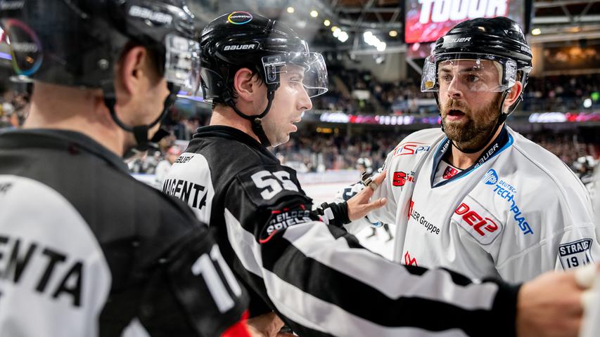 Keine Zeit für Nettigkeiten: Ice Tigers gewinnen intensives Spiel gegen Straubing