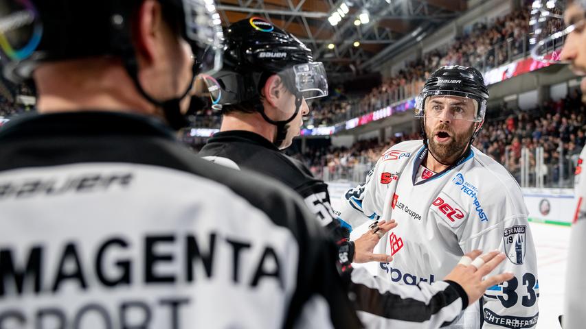Keine Zeit für Nettigkeiten: Ice Tigers gewinnen intensives Spiel gegen Straubing