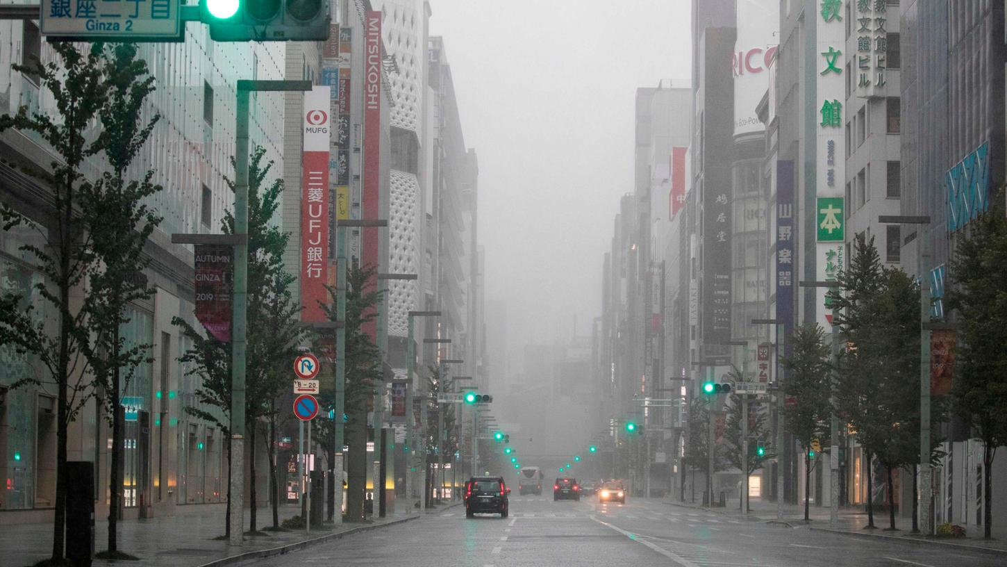 Die Straßen in Japan sind wie leergefegt. Ein heftiger Taifun wird im Osten und im Zentrum des Landes erwartet.