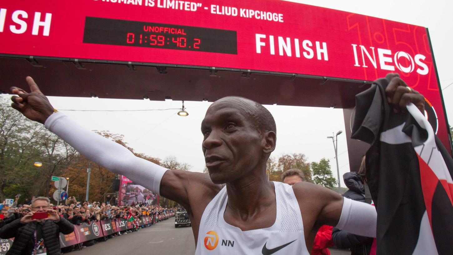 Eliud Kipchoge feiert im Ziel seinen Erfolg - noch nie zuvor hat ein Mensch die Marathon-Distanz in weniger Zeit zurückgelegt.