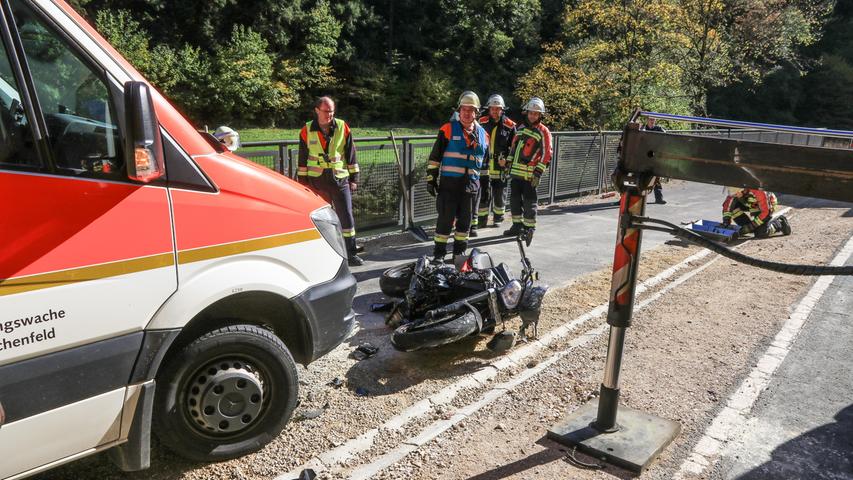 Bikerin übersieht nach Unfall Rettungswagen und wird schwer verletzt