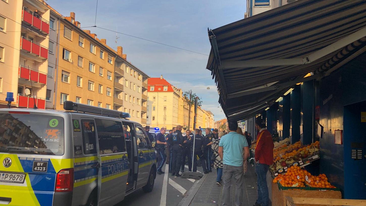 Vor diesem Gemüseladen in der Wölckernstraße kam es am Nachmittag zu Ausschreitungen am Rande einer Demo.