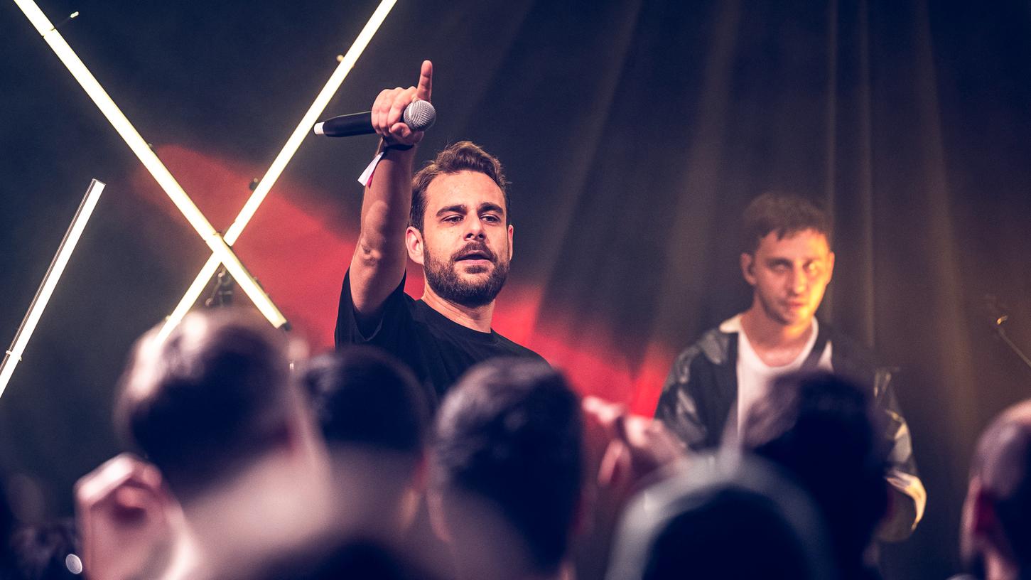 Auch am Samstag feierten zahlreiche Kulturfans zu den Klängen verschiedenster Künstler bei Nürnberg.Pop. Zu später Stunde sorgte Döll im Korns für nachdenklichen Deutsch-Rap. Auch am Samstag feierten zahlreiche Kulturfans zu den Klängen verschiedenster Künstler bei Nürnberg.Pop. Zu später Stunde sorgte Döll im Korns für nachdenklichen Deutsch-Rap.