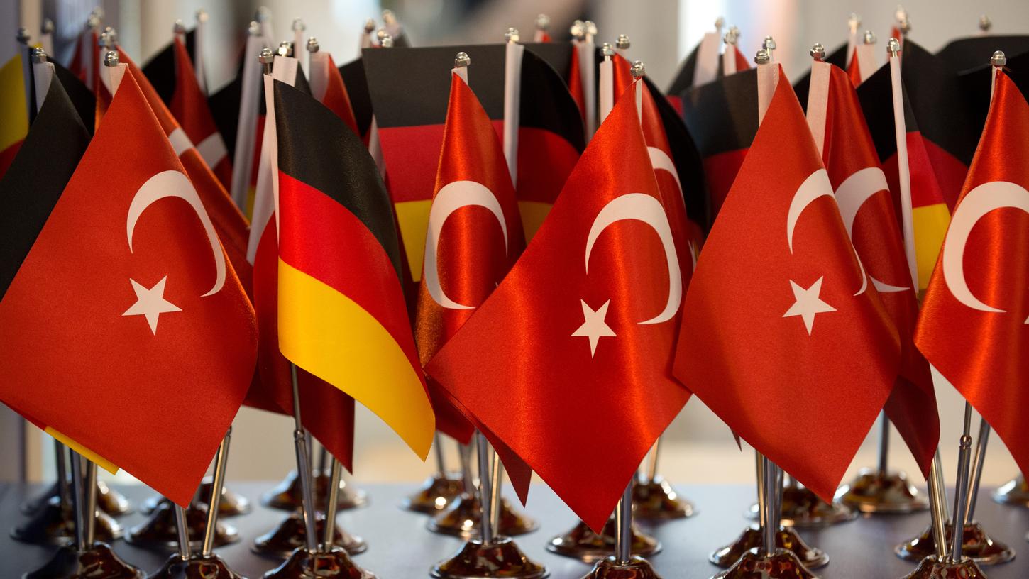 Die Türkei ist seit 2005 Kandidat für den Beitritt zur Europäische Union, die Verhandlungen darüber sind inzwischen aber praktisch zum Stillstand gekommen.