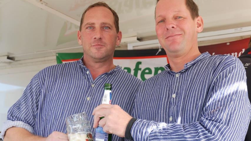 Mitglieder des Heimatvereins Wald versorgten die vielen Besucher des Fischerfests am Altmühlsee mit Getränken.