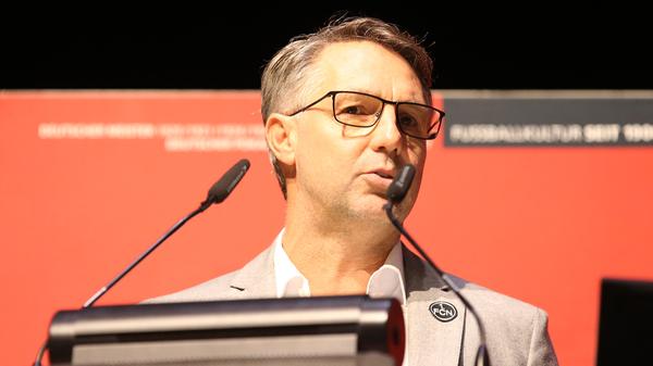 ... ihr Trainer Damir Canadi das Wort ergriff. Der Österreicher sprach davon, dass seine Mannschaft sich weiter verbessern müsse. Vor allem dankte er dem Anhang für die tolle Unterstützung.