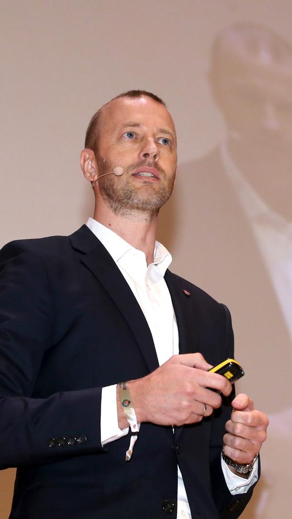 Dann war Finanzvorstand Niels Rossow an der Reihe, der endlich wieder positive Zahlen vorlegen konnte: einen operativen Gewinn von 8,1 Millionen Euro nämlich.