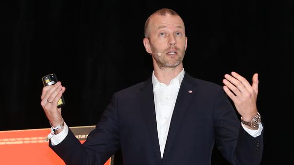 Wortgewandt und selbstbewusst führte Rossow durch die Bilanzzahlen und erntete dafür im Anschluss tosenden Applaus.